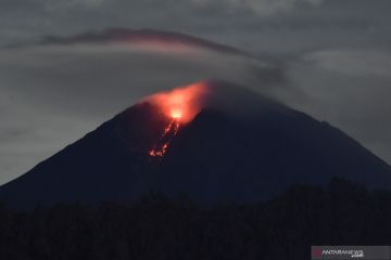 Gunung Semeru keluarkan lava pijar