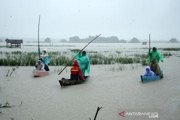 Jalan terendam banjir, murid di Tamangapa gunakan perahu ke sekolah