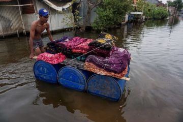 Produksi batik terhambat karena rob