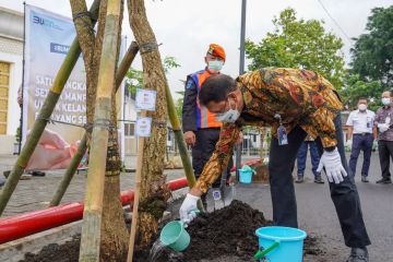 KAI tanam pohon sukseskan Program BUMN Hijaukan Indonesia