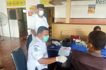 Gerindra Sambas dorong  vaksinasi COVID-19 dengan bantuan sembako