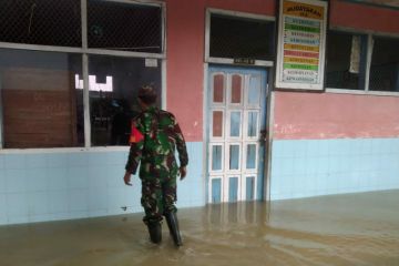 Kodim 1402 Polewali Mandar kerahkan Babinsa bantu warga korban banjir