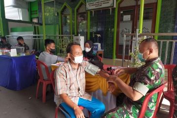 Kodim Jakbar "door to door" vaksin untuk warga Cengkareng