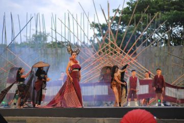 Ulos bermotif lawas pukau pecinta fesyen di Festival Payung Indonesia