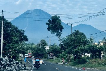 Puncak Mahameru Gunung Semeru terlihat jelas pada Rabu pagi