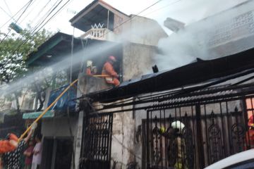 Polisi menduga korban yang tewas dalam kebakaran akibat terjebak asap