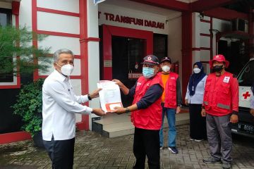 PMI Sidoarjo kirimkan kebutuhan dasar pengungsi Semeru