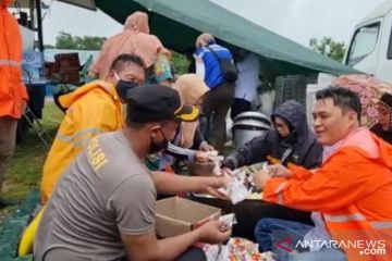 Bangka Barat dirikan dapur umum bantu warga terdampak banjir pasang