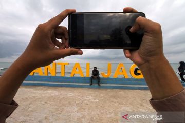 Pengembangan kawasan kumuh untuk pariwisata.