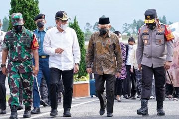 Kapolda Sumut sambut kedatangan Wapres di Bandara Silangit