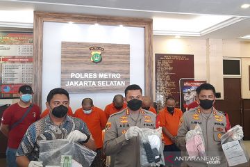 Polrestro Jakarta Selatan ringkus lima pencuri bermodus petugas PLN