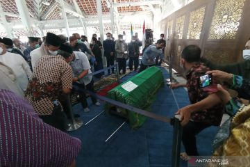 Ratusan warga hadiri shalat jenazah Wali Kota Bandung