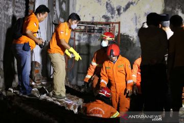 Evakuasi jenazah pekerja yang terlibat kecelakaan kerja di Surabaya