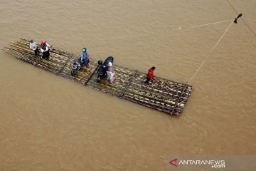 Rakit bambu jadi alat penyeberangan andalan di Aceh Barat