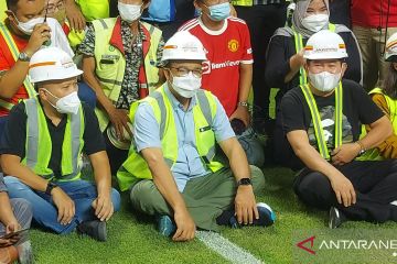 Duduk di hamparan rumput JIS, Anies nikmati Fadly Padi bernyanyi