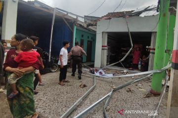 Belasan rumah di Cianjur rusak akibat puting beliung