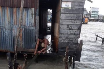 Suku Laut Riau korban gelombang pasang terima bantuan logistik