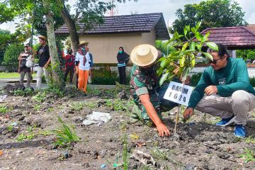 Kodim 1620 Lombok Tengah bersama masyarakat tanam 120 bibit pohon