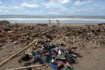 Sampah terdampar di Pantai Berawa