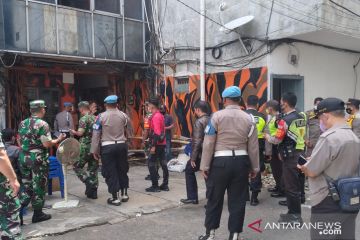 Petugas gabungan lakukan pengosongan kantor ormas Pemuda Pancasila