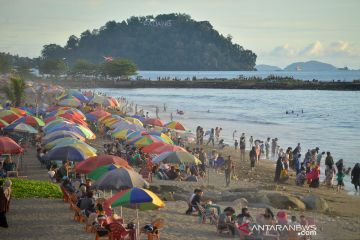 Ramainya wisata pantai di Padang