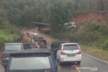 Ruas jalan negara Labuan Bajo-Ruteng tertutup tanah longsor