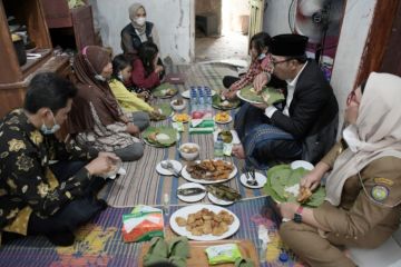 Ridwan Kamil makan bersama dengan tiga anak telantar di Indramayu