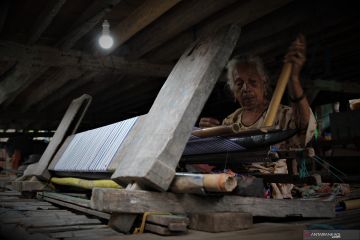 PERAJIN TENUNAN KHAS BUTON