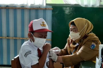 Takut jarum suntik, siswa SD menangis saat vaksinasi di Jaksel