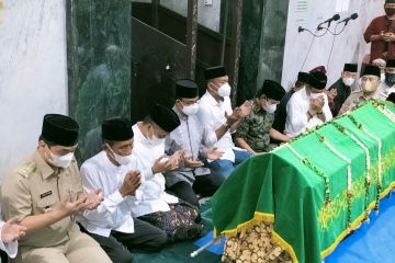 Anies Baswedan dan Riza Patria shalawatan di depan jenazah Haji Lulung