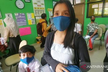 Orang tua dan siswa antusias ikut vaksinasi di SDN 07 Pegangsaan Dua