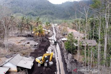 Pembersihan jalan yang tertutup lahar hujan Gunung Semeru