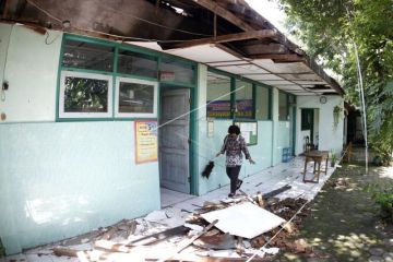 Atap sekolah rusak