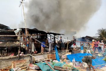 Kebakaran landa Pasar Gaplok, 17 unit damkar dikerahkan