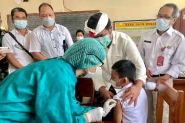 Bupati Bangli tinjau vaksinasi COVID-19 siswa 6 -12 tahun