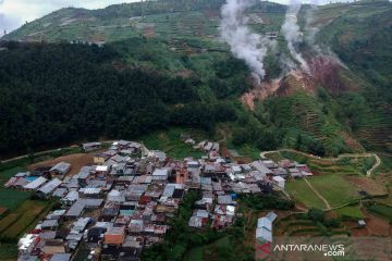 Keberadaan permukiman warga di dekat kawah Sipandu