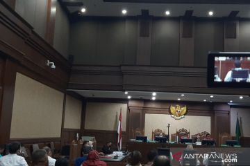 Bantah keterangan saksi, Nia Ramadhani akui pakai sabu lima kali