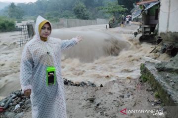 Luapan air Sungai Cidurian di Bogor membanjiri rumah warga