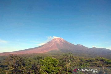 Gunung Semeru kembali luncurkan awan panas guguran 4,5 km