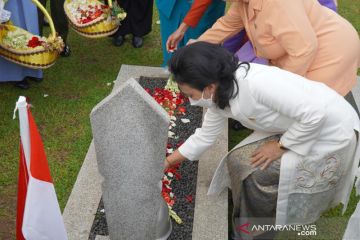 Menteri PPPA berziarah ke taman makam pahlawan menjelang Hari Ibu