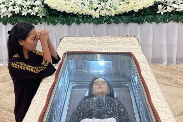 Erica Carlina ucapkan perpisahan di upacara kremasi Laura Anna