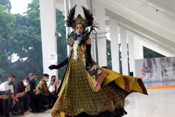 IFC rayakan hari jadi ke-6 dengan gelaran fashion show 100 desainer