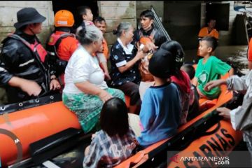 Basarnas Nias evakuasi warga terjebak banjir di Gunungsitoli