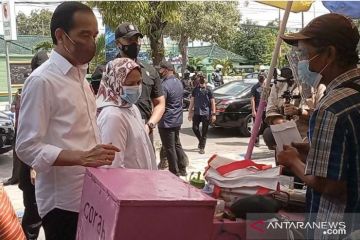 Presiden serahkan bantuan untuk PKL di Alun-Alun Ngawi