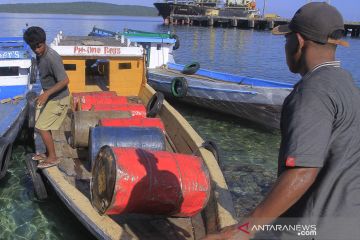 Penyaluran BBM ke Pulau Semau gunakan kapal kayu