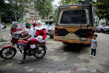 Sinterklas di Venezuela gunakan motor saat berbagi mainan