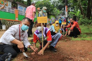 PLTU Batang serahkan 2.062 bibit pohon ke sekolah untuk penghijauan