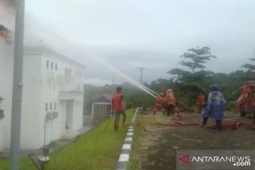 Upaya pemadaman Gedung Kantor Inspektorat dan Diskominfo Natuna