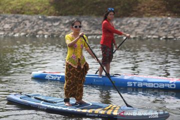 Melihat parade kebaya di atas papan dayung