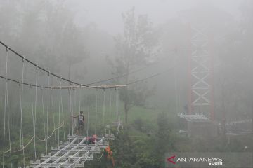 Pembangunan jembatan gantung di lereng Gunung Merapi